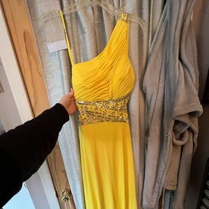 Caché size 4 prom dress